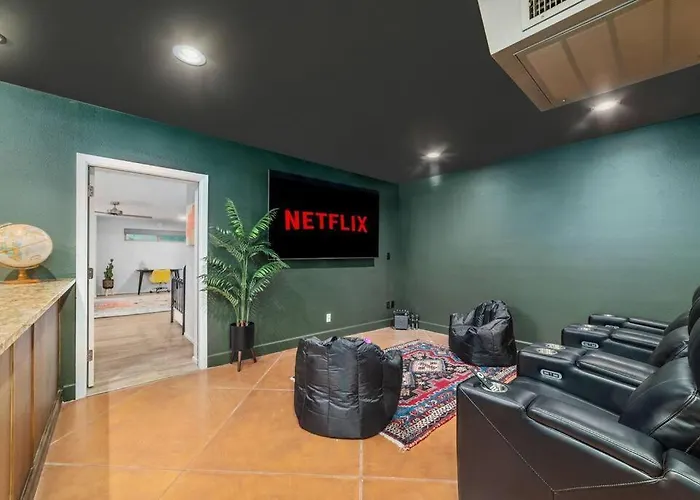 Tucasa - Private Backyard - Theater Holiday home *